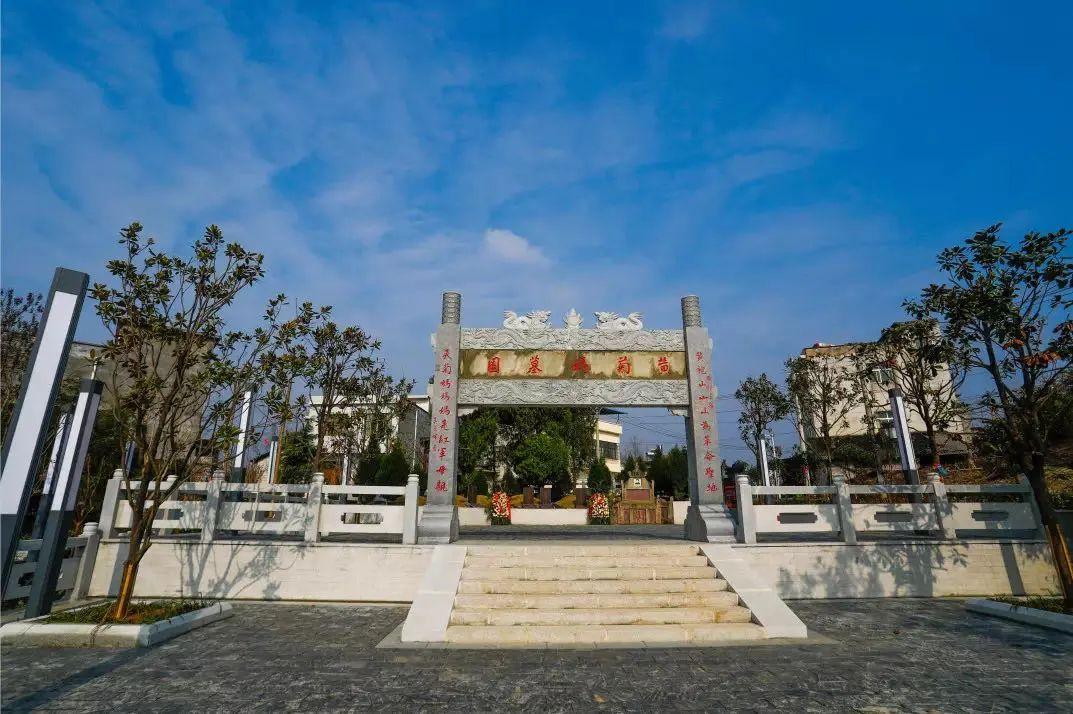 1933年毛主席藏身农妇家，敌人搜捕时，她指着亲儿子说：要找的就是他
 
193