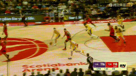 湖人超级巨星詹姆斯真是一位超级英雄！在今天湖人客场挑战猛龙的比赛中，当时比赛进行