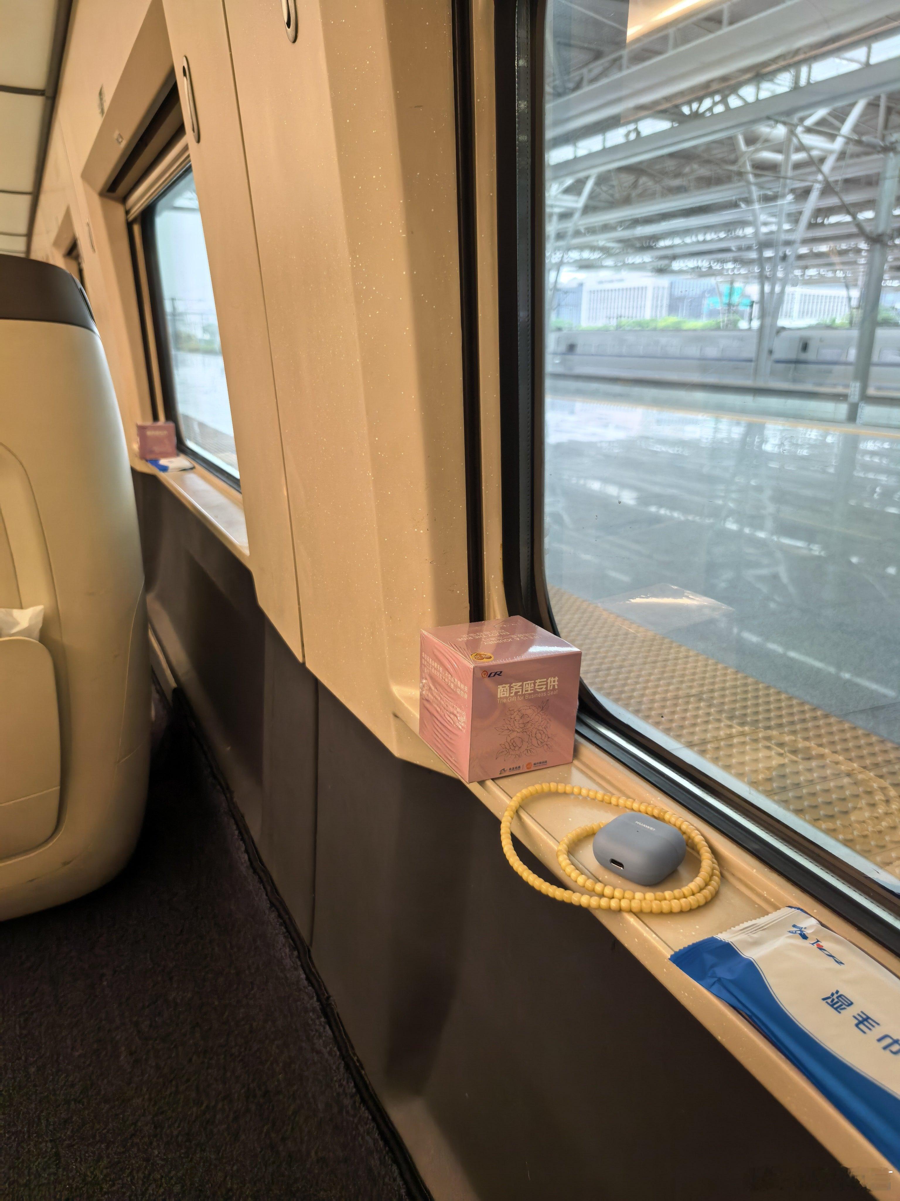 到上海吃个饭换乘继续出发 