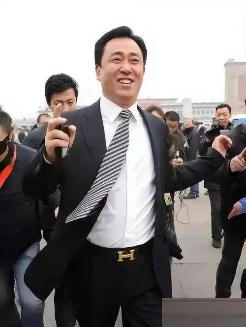 许家印一审被判无期 这个世界上最会亏钱的男人，当年风光风限，如今连眉毛都白了。 