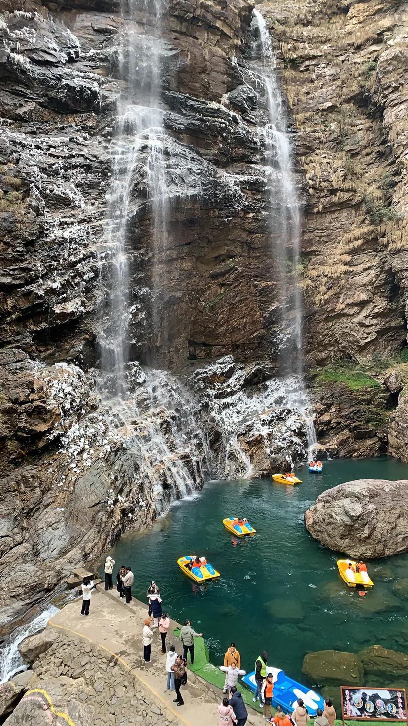 我下午一点去三叠泉，硬着头皮没坐缆车过去。废了九牛二虎之力来到了图中的三叠泉，说