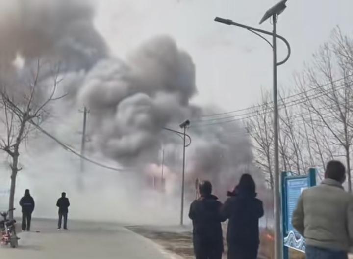 2月15日，江苏连云港东海县石榴街道东安村，一村民燃放烟花时操作不当，火星引燃附