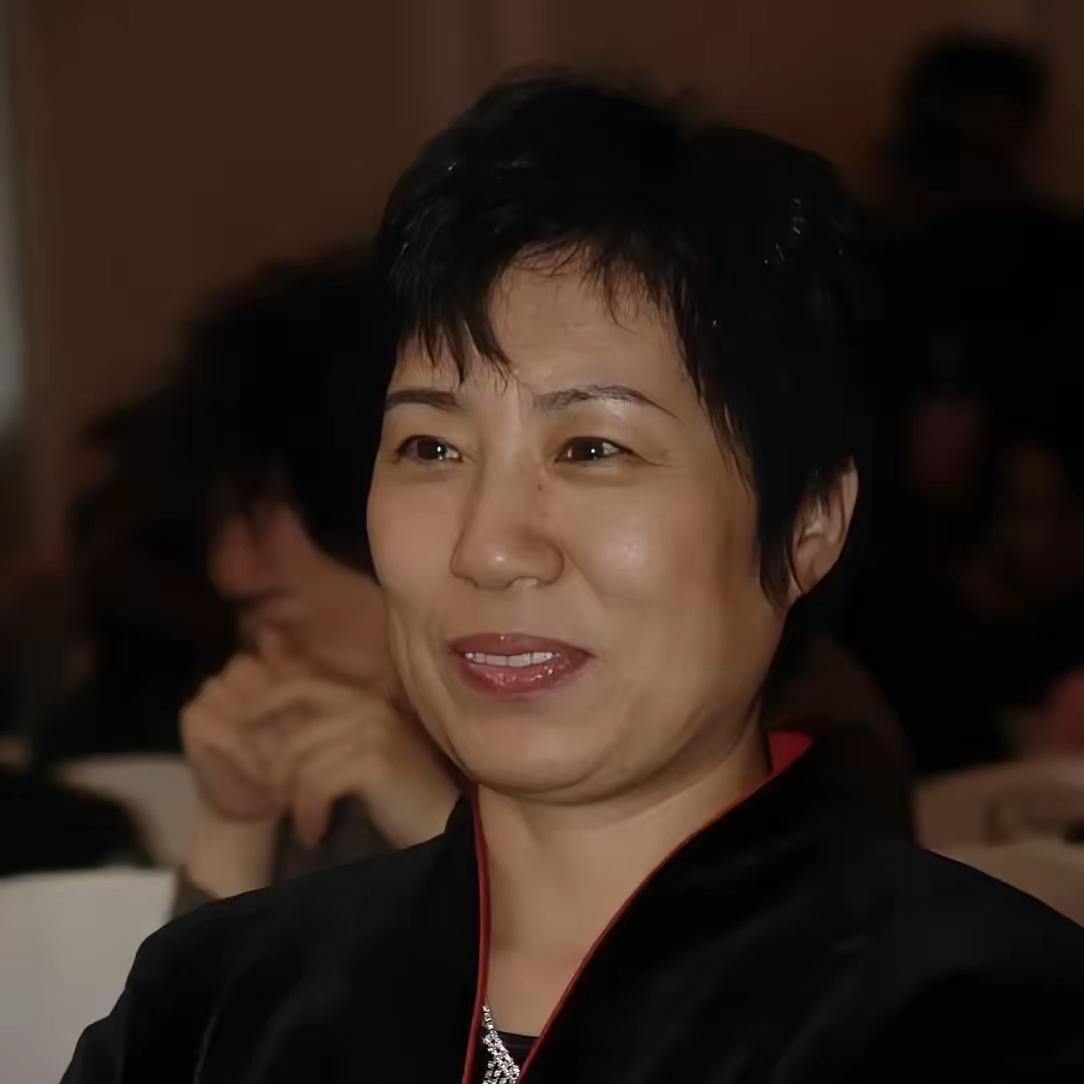 瞧许家印这一家子人，很多网友都说，就前妻丁玉梅一人，捡着大便宜了，看来，当初许家