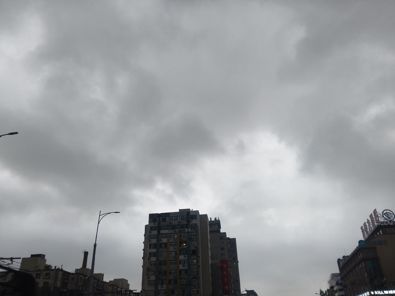 今天大连的气象台已经发布了强对流天气的预警，说是今晚下大雨。别说，下班期间，明显