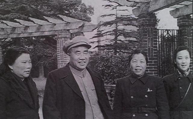 1953年，朱德去邓子恢家做客，见到12岁的邓苏生，在旁边倒酒很诧异，忍不住问道