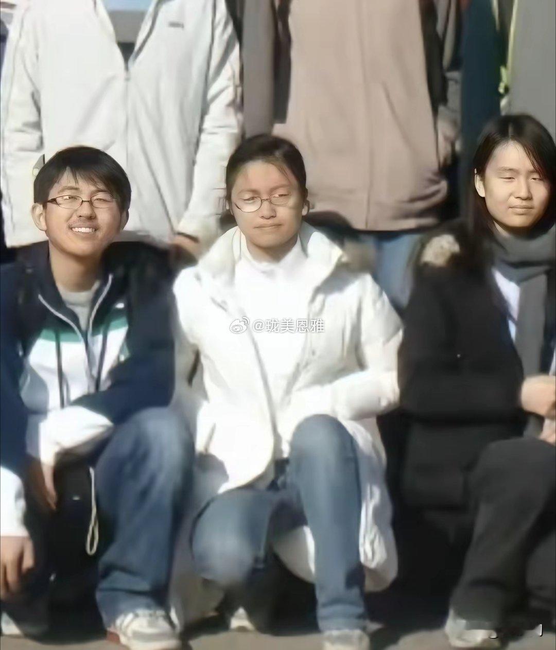 王虹的一路蜕变，衣品真的好从不繁缛，也从不轻挑她的打扮，全是简洁有度，自持得体 