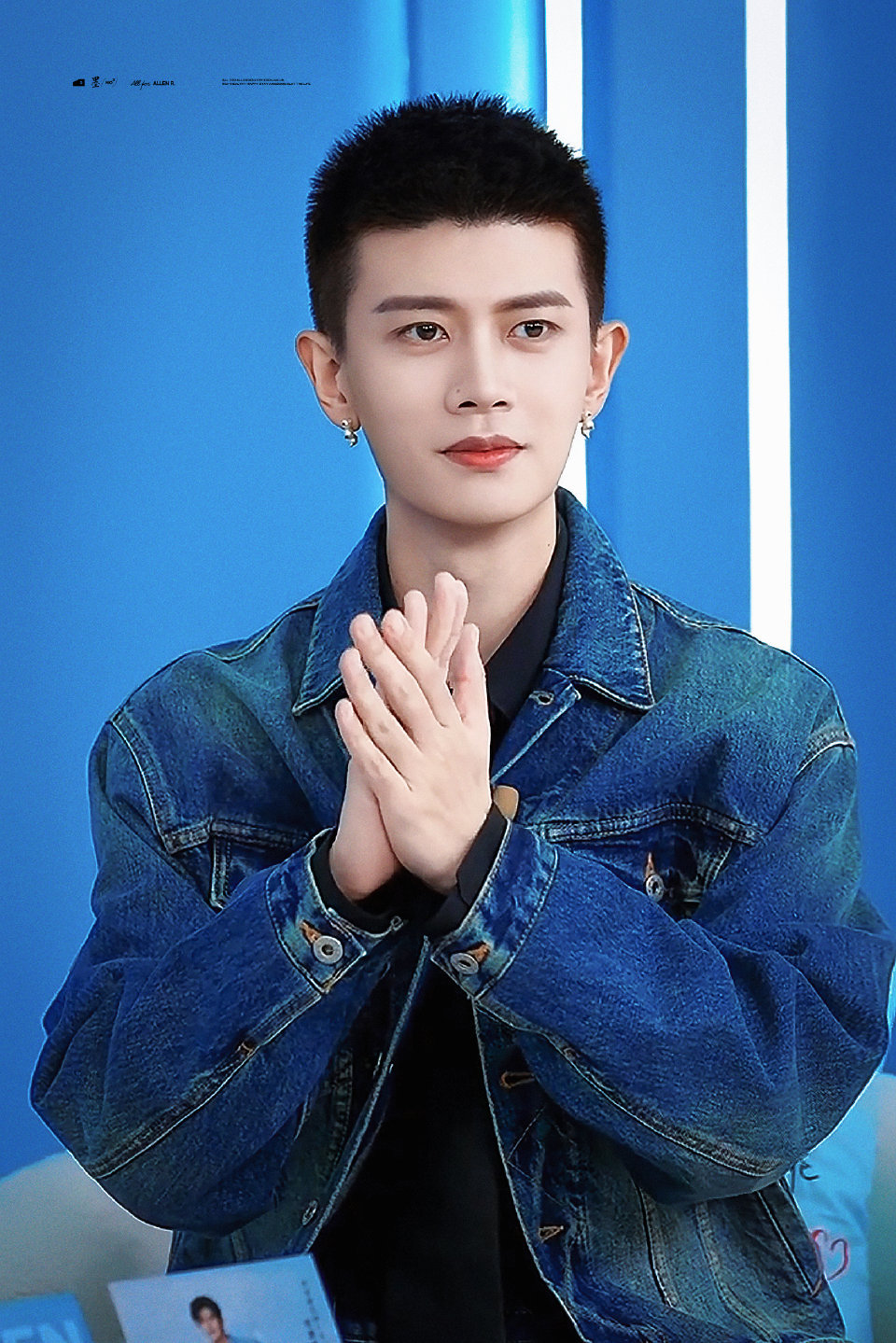 任嘉伦  rjl 任嘉伦 岁月漫长，但是值得等待。风月都好看，人间也浪漫。。明天