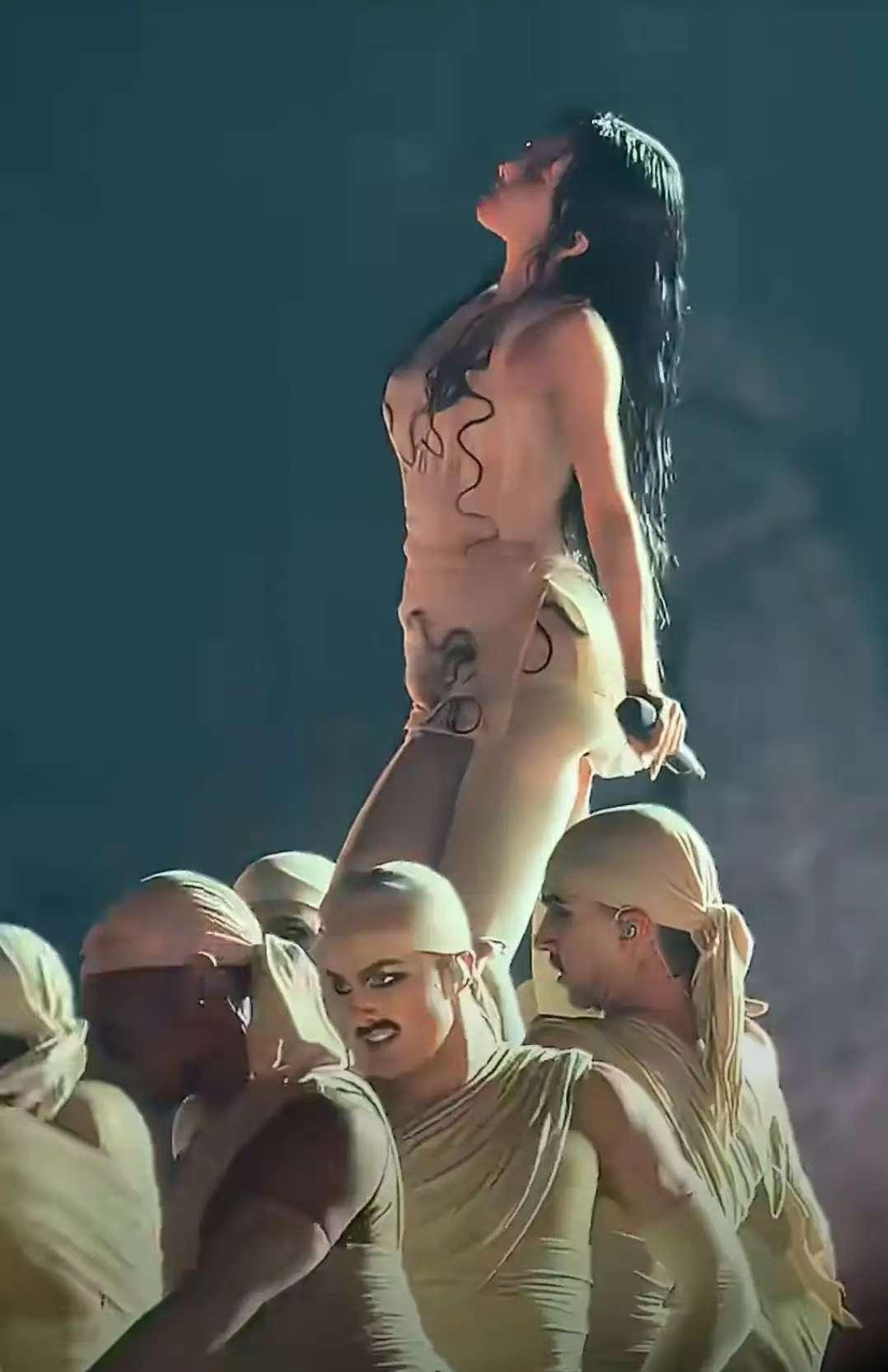 45岁，丁字裤勒进聚光灯。
小巨蛋的尖叫撕裂空气，她扭腰的弧度像把刀。
上座率9