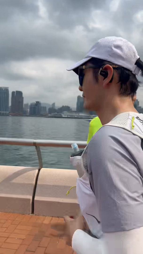 黄晓明两公里状态黄晓明边跑边饭撒黄晓明两公里轻松驾驭，全程状态在线笑容在线，还不