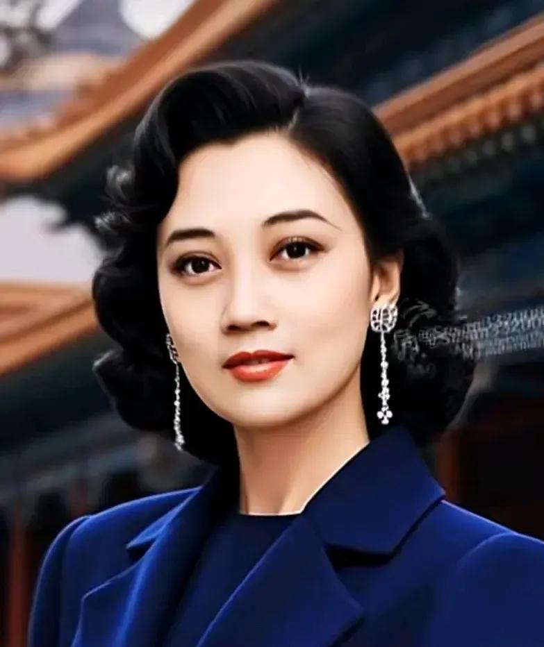 王晓棠，老一辈电影表演艺术家，曾任八一电影制片厂厂长。在《野火春风斗古城》里，她
