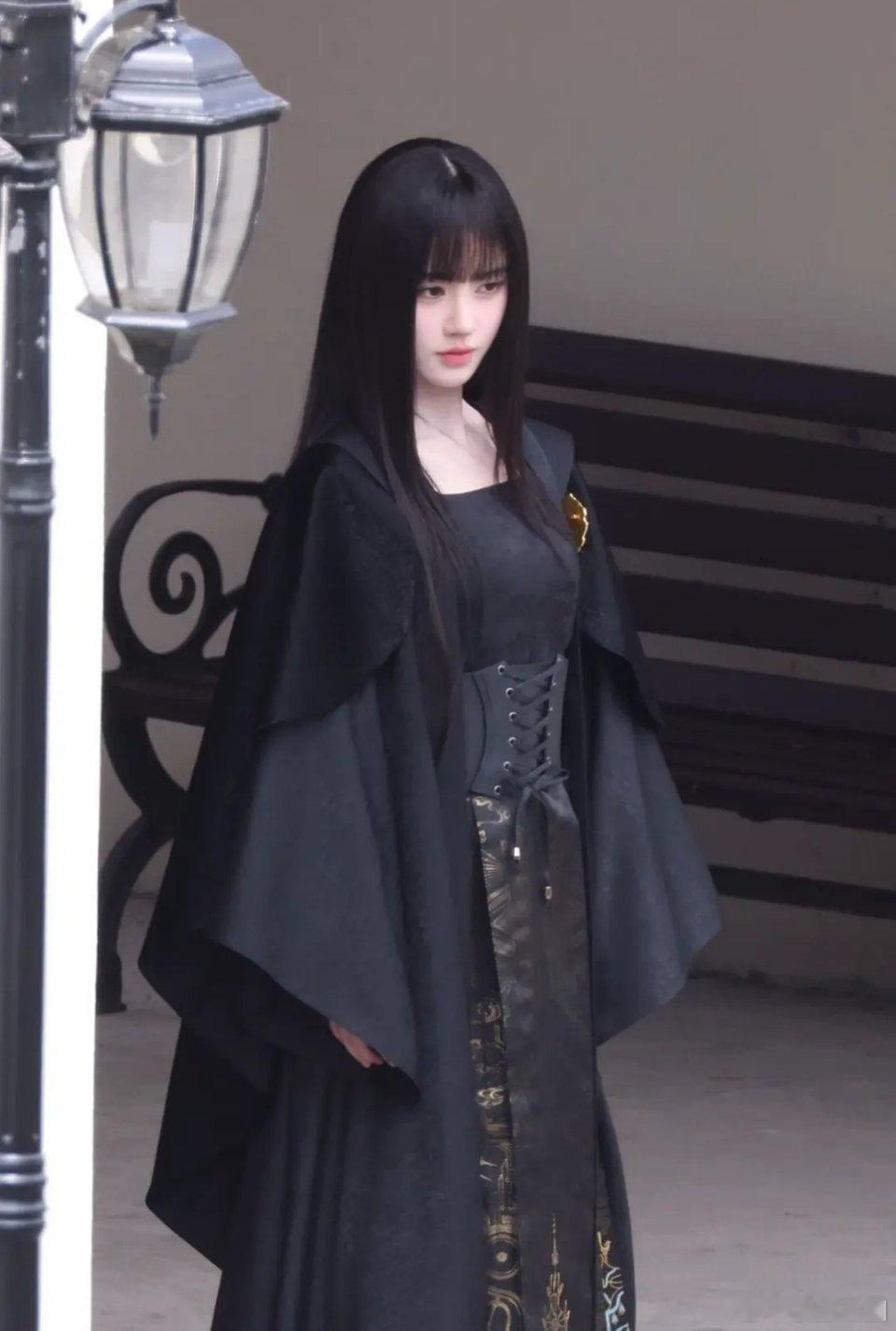 鞠婧祎是要把齐刘海焊在脸上了吗 