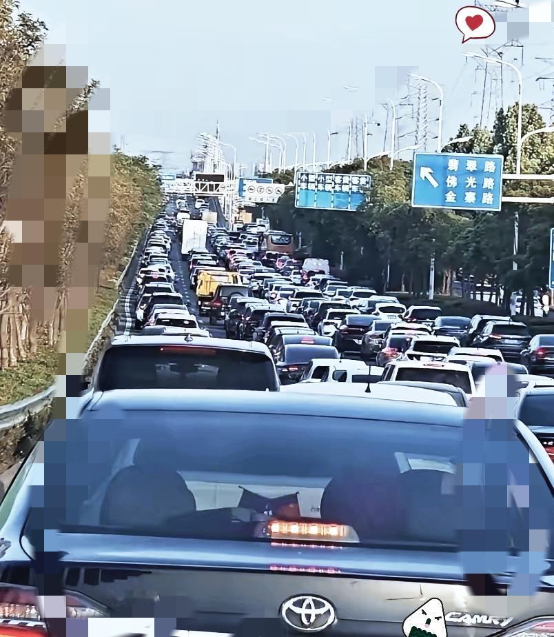 车主朋友们一定要留意！交强险新规马上就要正式落地了。
陪伴大家很久的固定保费模式