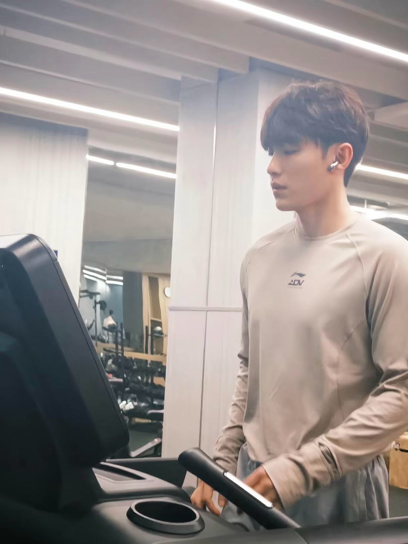 代旭不然给胸肌上个保险吧尹子维那一捏，捏出了多少人的心声。代旭，保险了解一下？不