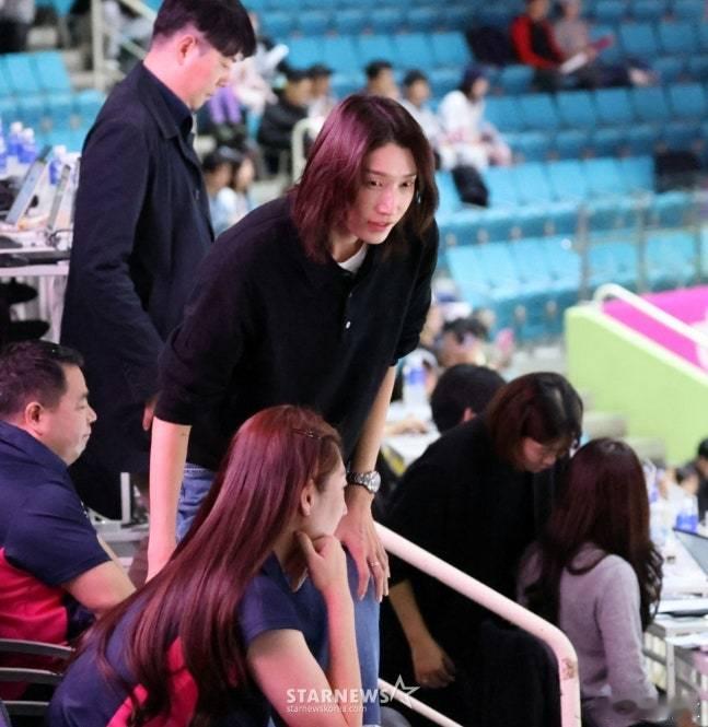 今天兴国生命与正官庄的比赛，俱乐部顾问金软景现场观战，并且还同一位韩国排球界前辈