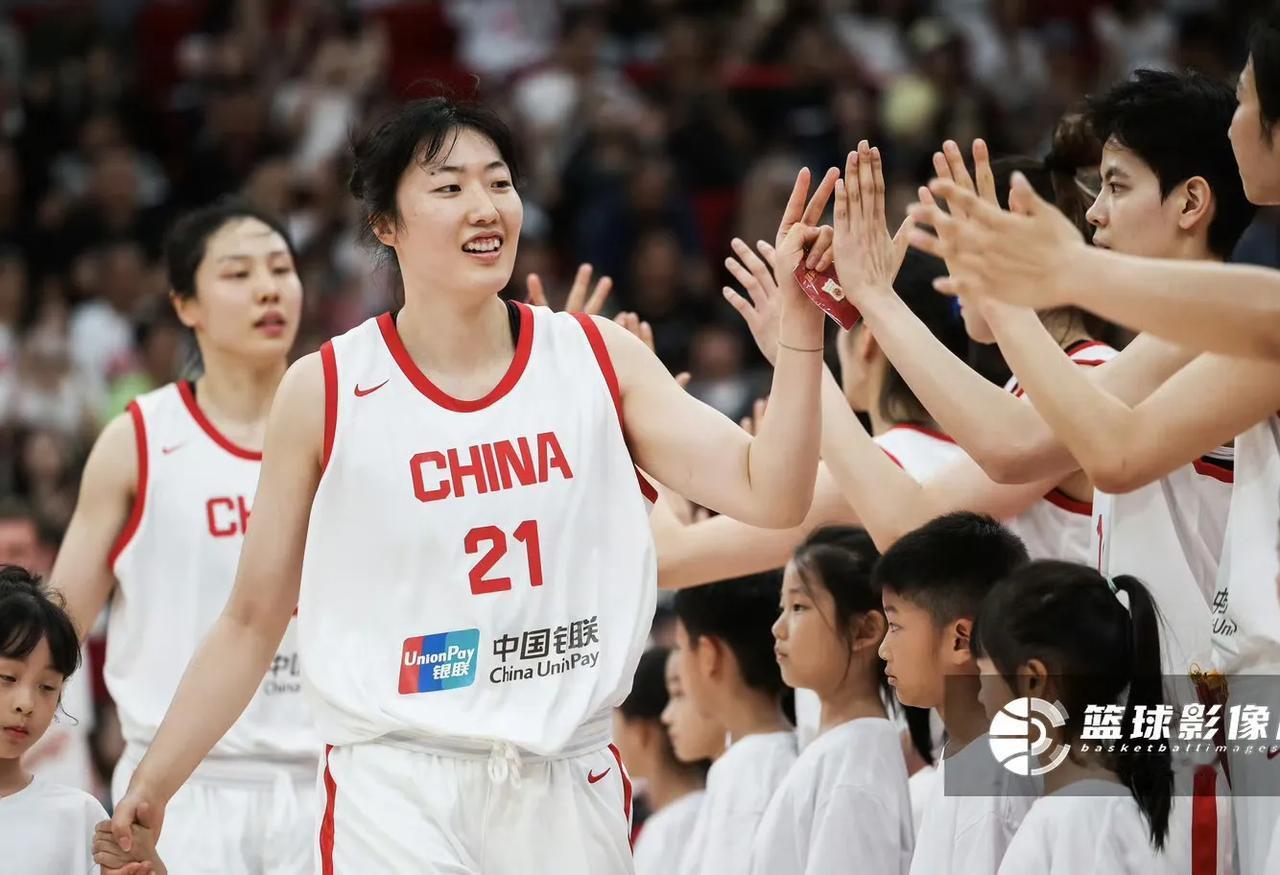 半场结束，中国女篮赢了波黑队20分，优势很明显。

整个上半场，中国队跑动积极，