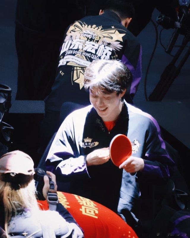 光影中的王楚钦光影里的王楚钦太绝了！赛场灯光打在身上，专注又帅气。每一次挥拍都带