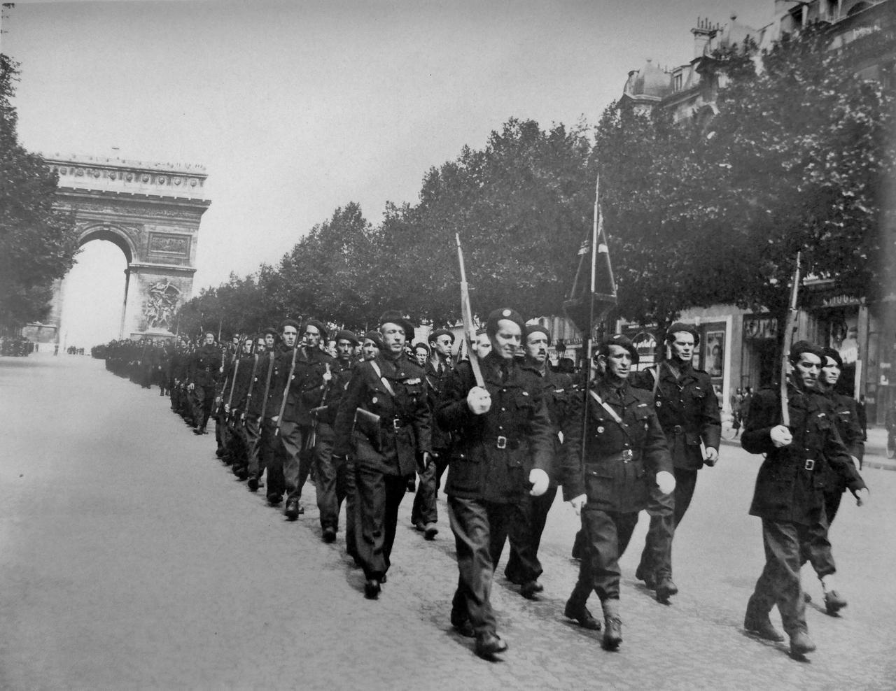 [呲牙] 凯旋门阅兵，这次是法军，不是德军。但是，却是法国“伪军”。
1944 