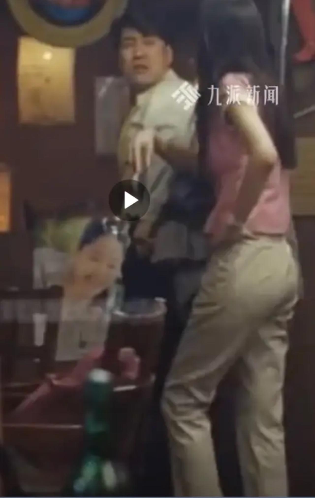 安徽女子强行拼桌敬酒被拒，当众辱骂数十分钟！民警在场仍不收敛，结局大快人心

安
