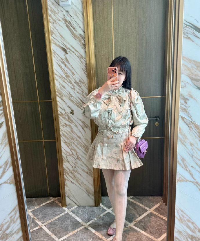 每天在澳门吃两顿[憨笑]早午餐一顿，晚饭一顿。爱把自己打扮得漂漂亮亮的，每天的衣