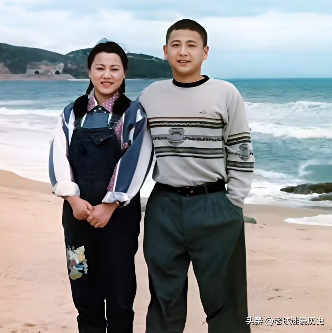 这张定格于南海之滨的合影，是“海空卫士”王伟与妻子阮国琴的珍贵影像。
那时，身着