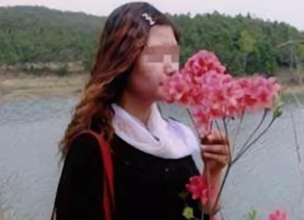 2002年，一个武汉女大学生被老师追问，是否跟黑人留学生发生过关系。女生羞愤不已