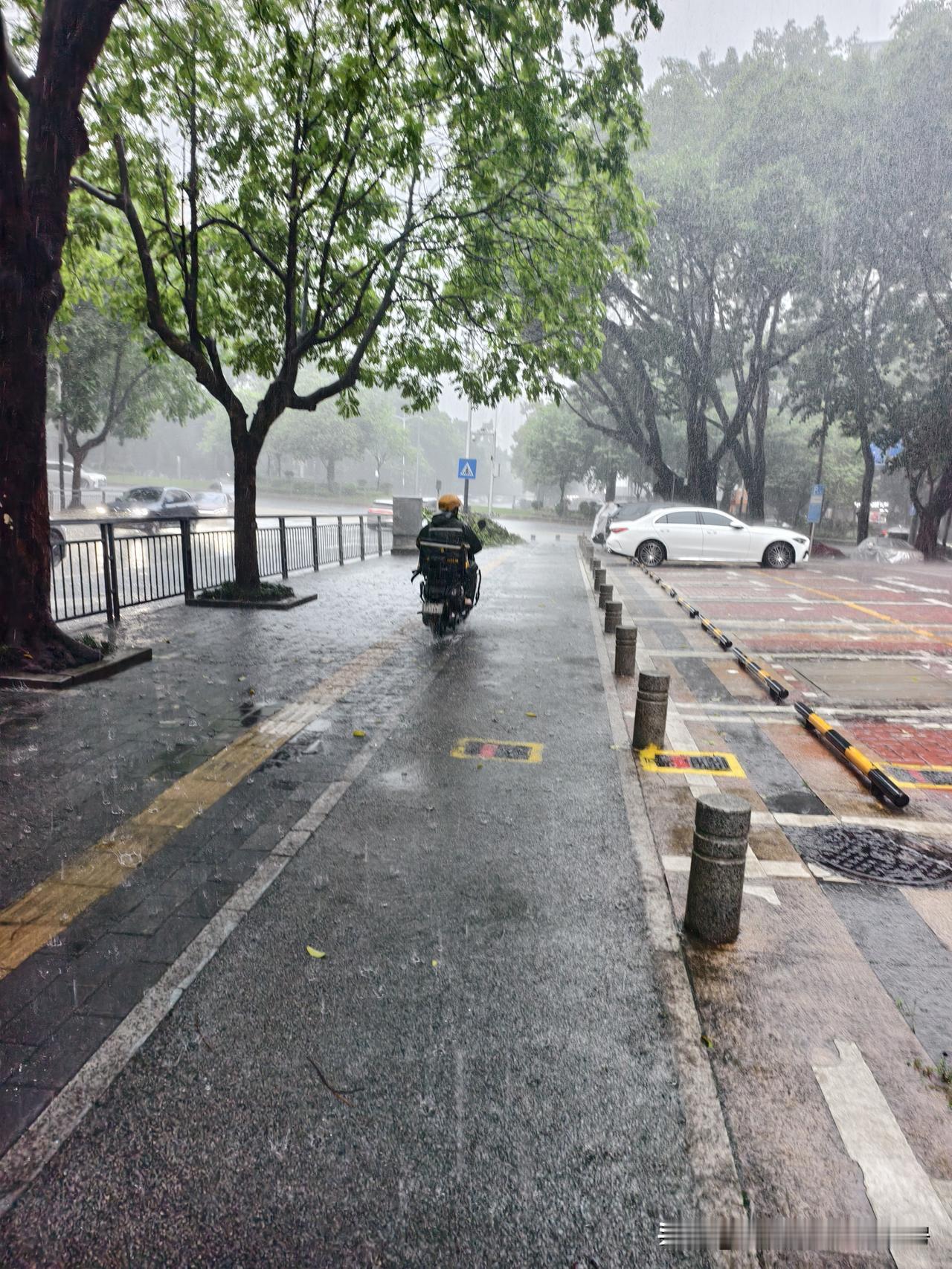 全身湿透了，这天带客户看房太不容易了！不过最辛苦的，还是外卖员，快递员！
