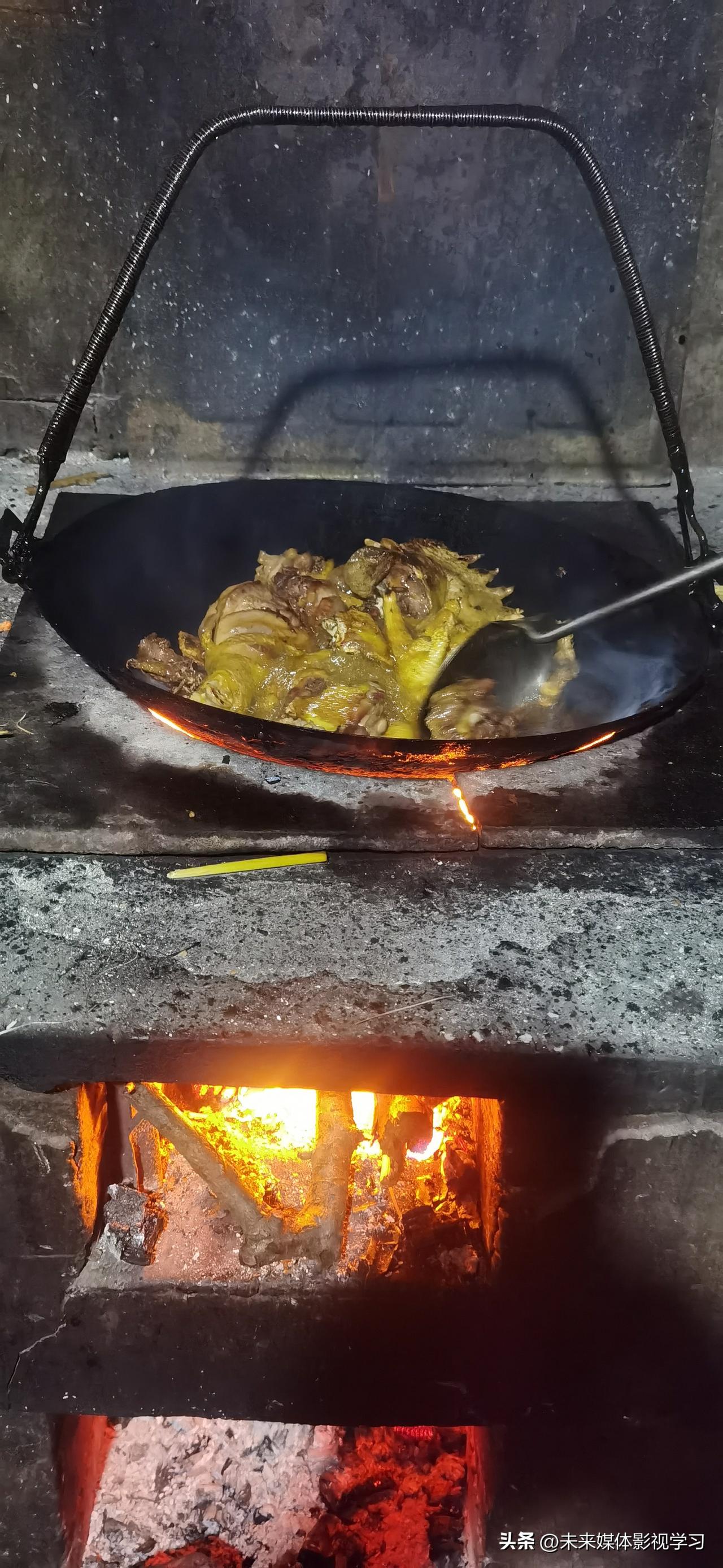 回到老家农村，采用最传统的烹饪方式，用柴火和铁锅炒制原生态的鸡。这鸡是爸爸妈妈养