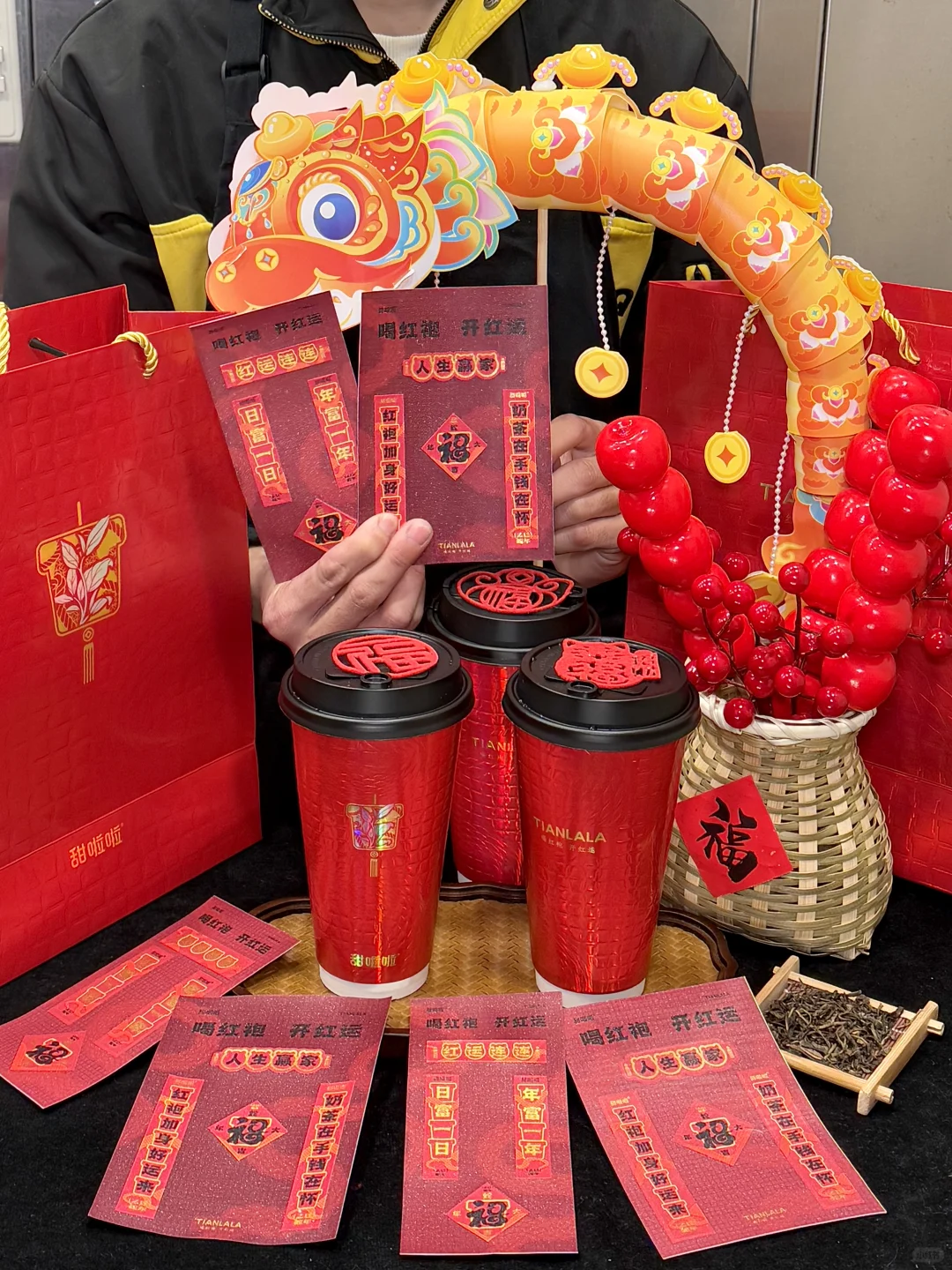 给甜啦啦跪了。。。小红杯过年好运来！！