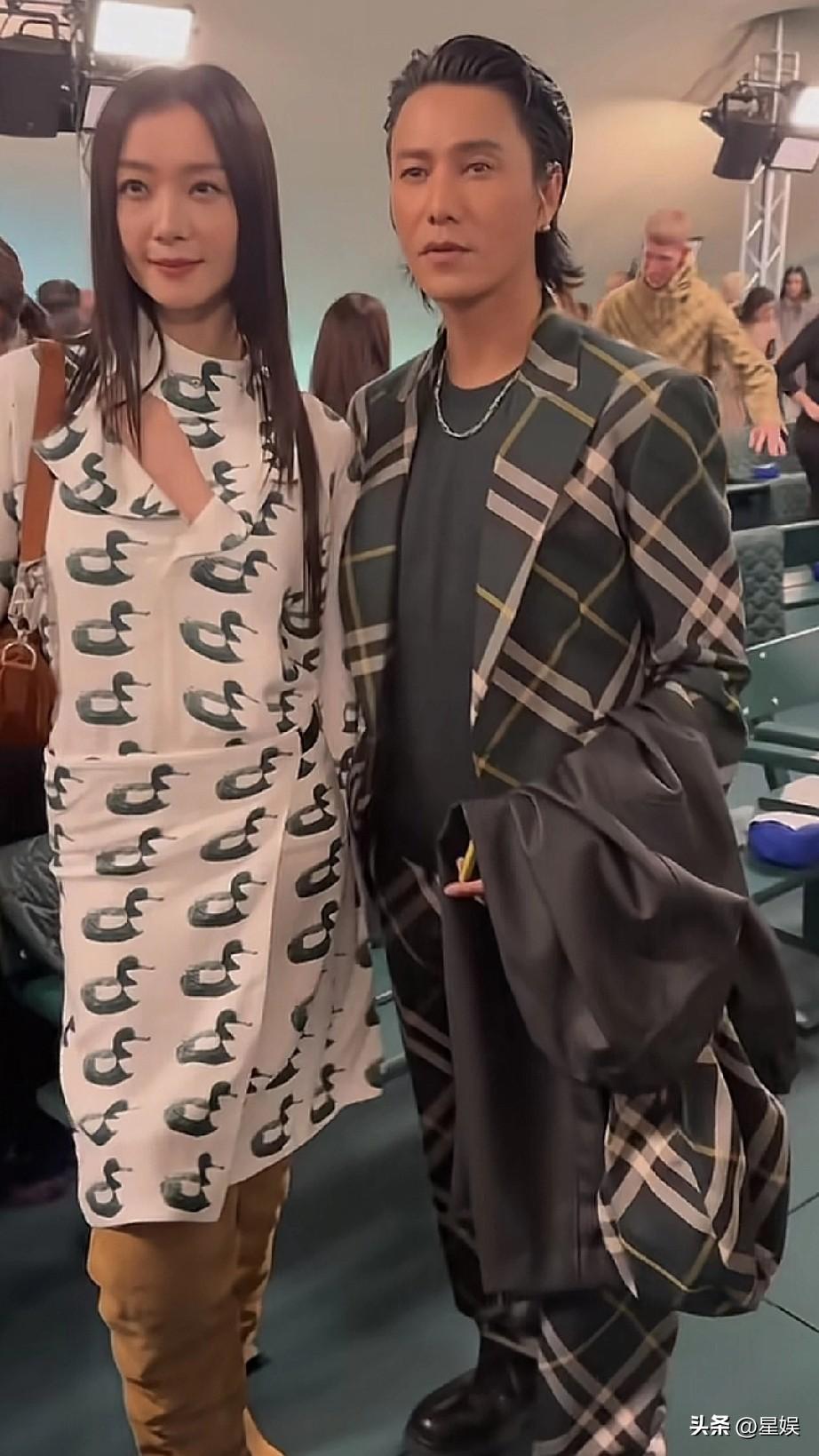 陈坤两人，站在一起拍照