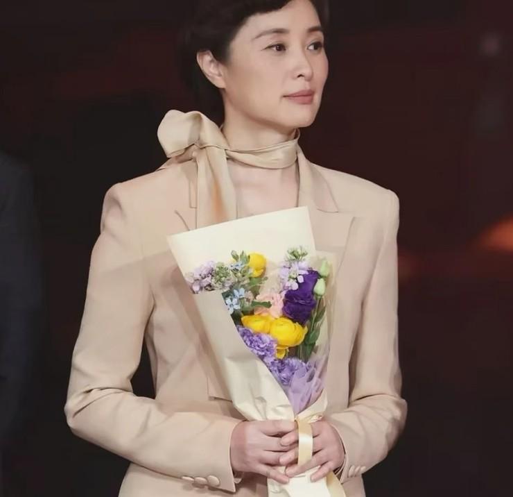 吴越才貌双全，书香门第之家养成了清高又不失优雅和时尚气质的聪慧女子。
 
吴越的