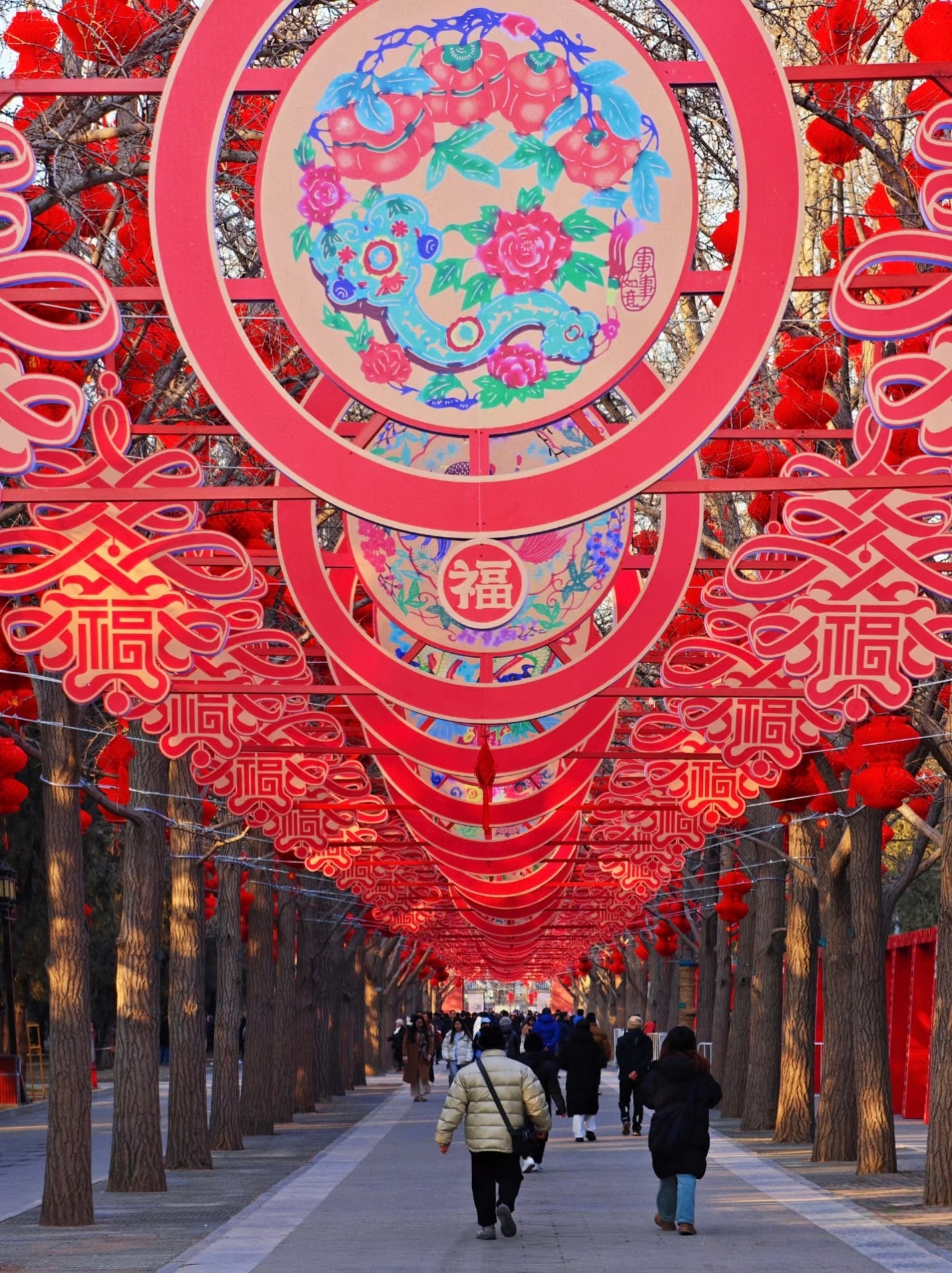 北京年味 北京的年味，是那满街红彤彤的灯笼与中国结，长安街两侧，它们在夜晚闪耀，