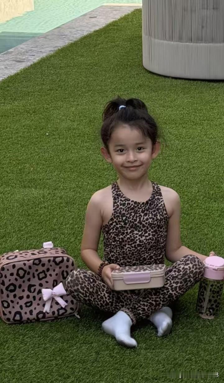 叶海洋家的哈提穿这身小豹子服装真美，哈提你无论怎样穿搭都是漂亮的，无法形容，但今