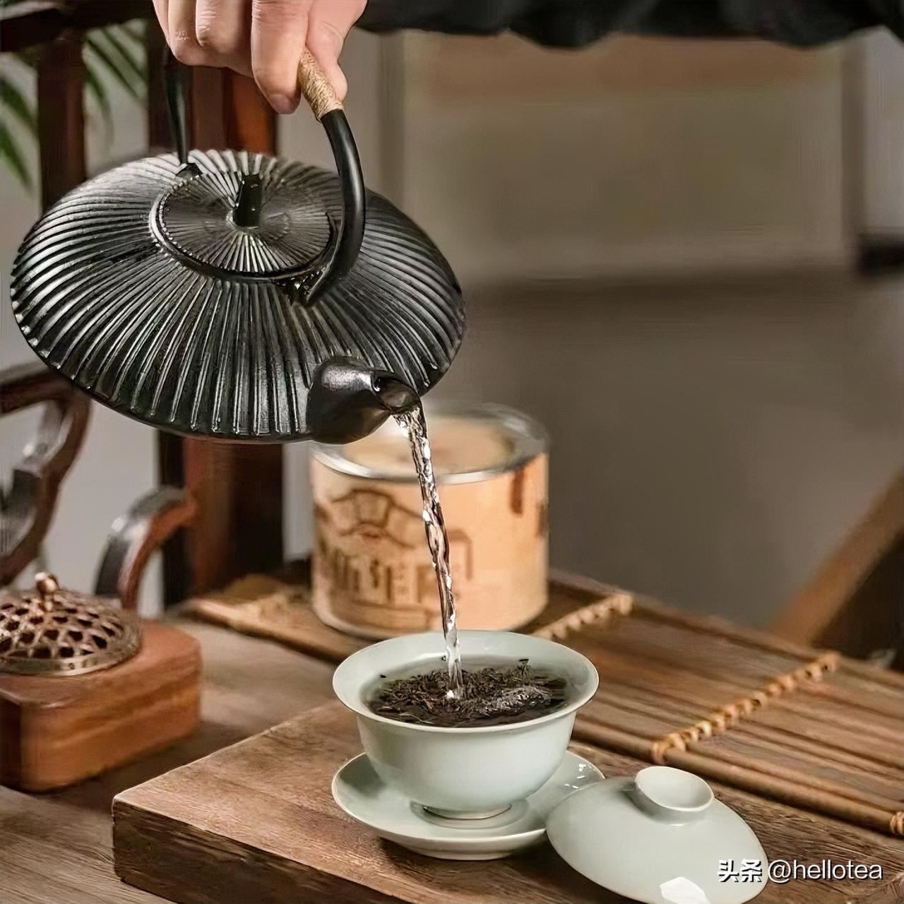 《静待花开》
叶舞青瓷似岁痕，沸汤慢煮意如云。
厚积功深消浮躁，静待花绽味自醇。