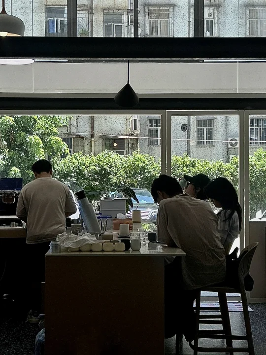 一齊來珠海這家新開的咖啡店圍圍坐叭
