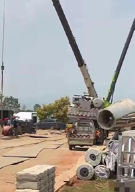 在拆了！终于拆了！有网友无意间爆料，那款带着怪异眼球造型的建筑设施，已经开始逐步