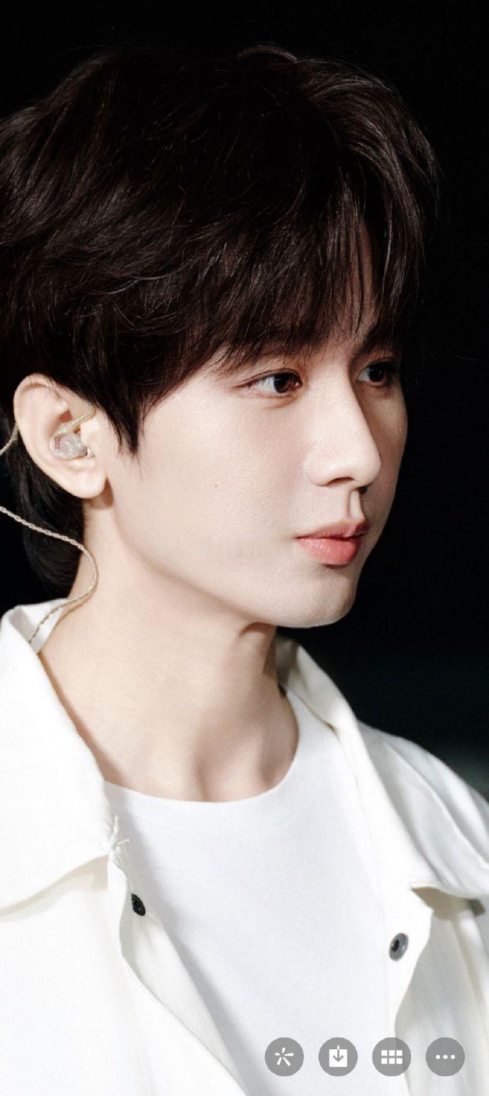 成毅跟欢瑞的合约一到期，就赶紧成立了个人工作室，这是正式自己单干了。听说他在公司