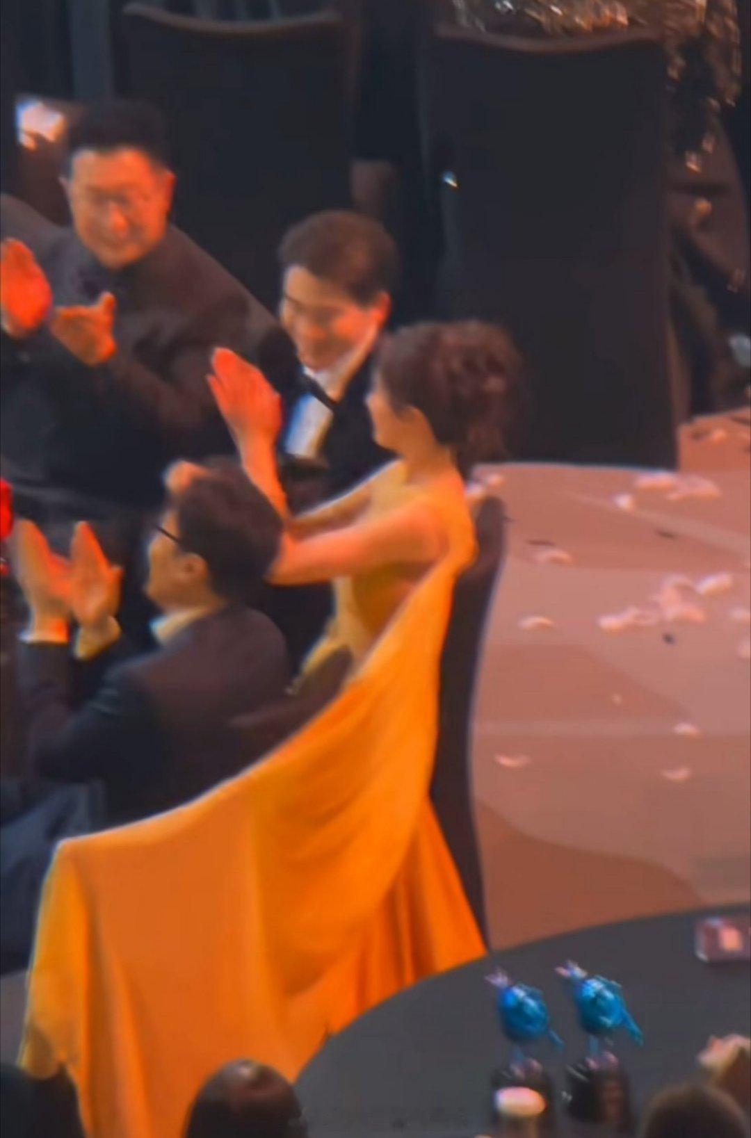 杨幂试图用裙子把于和伟圈入生万物小分队哈哈哈哈哈哈哈哈 