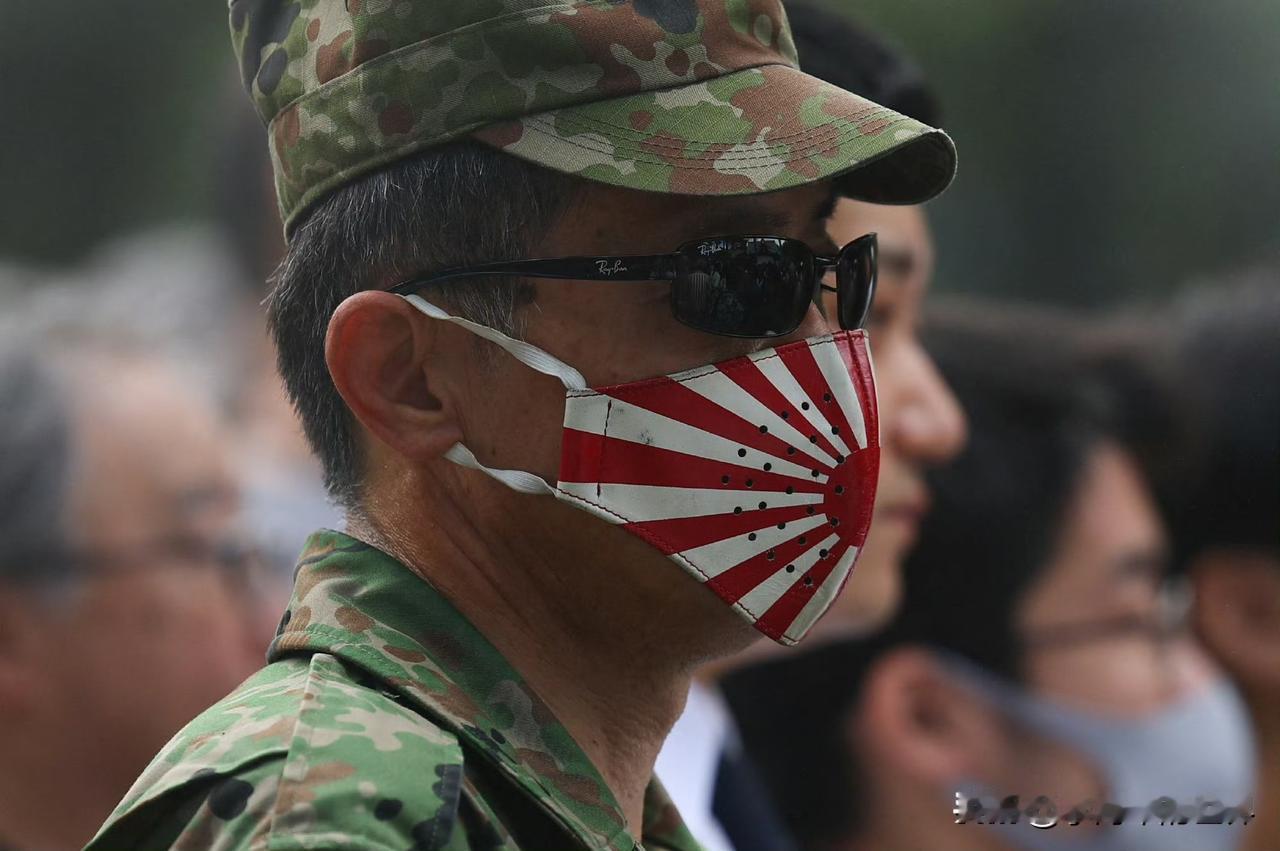 戴着“旭日旗”拜鬼，这就是他们的态度！
还用说什么？
人家的态度很明确，从始至终