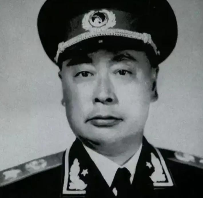 1959年，江西街头，一名衣衫褴褛的农妇突然死死盯着报纸上的照片，颤抖着手指大喊