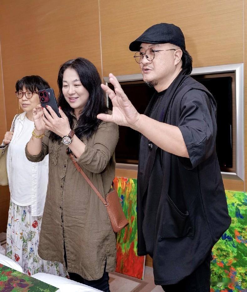 沈傲君一看就是富贵相，后来听说她嫁的不错，相当不错。

她既有古典美人的温婉娴静