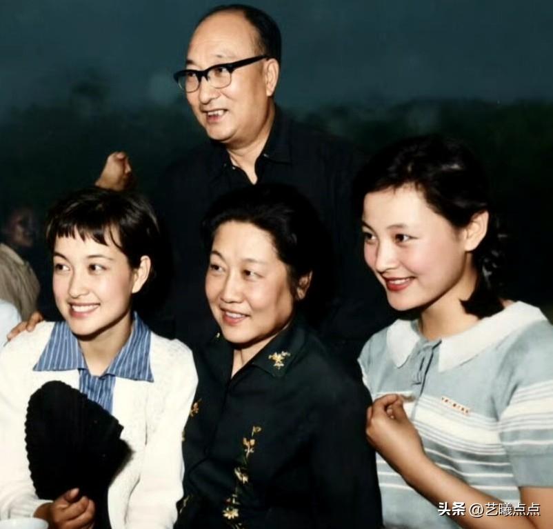 这照片拍摄于上世纪八十年代初，前排左右是刘晓庆和陈冲，那时她俩主演了《小花》而火