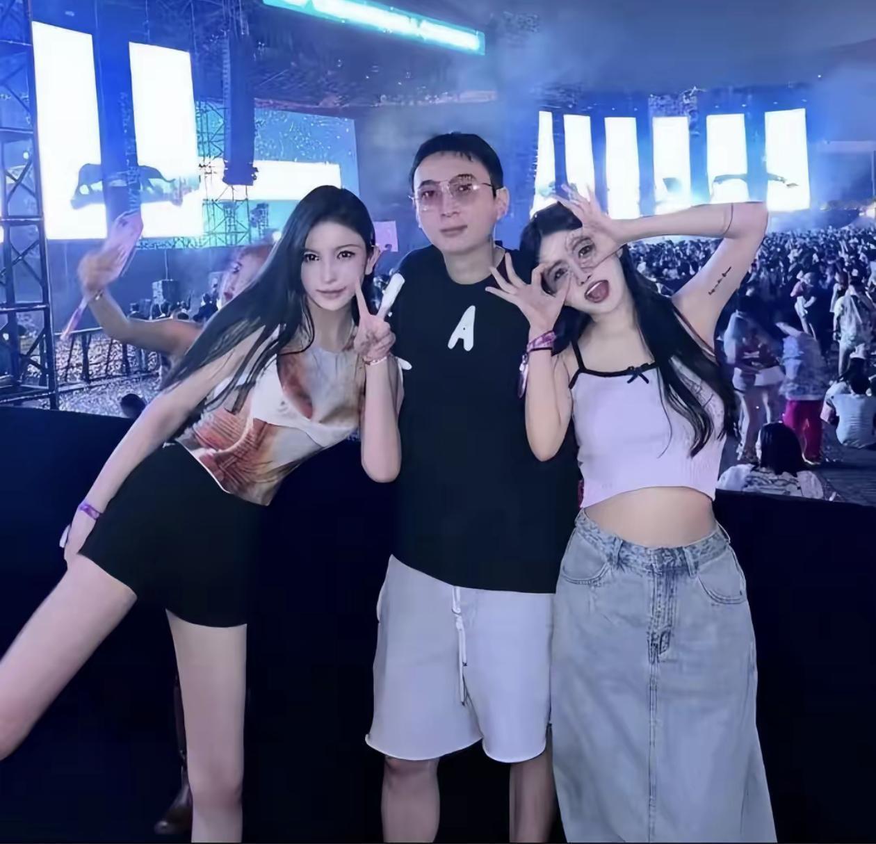 王思聪在薛之谦演唱会现场，与两位女粉丝的一张合影。看得出来两位女孩非常的高兴，王