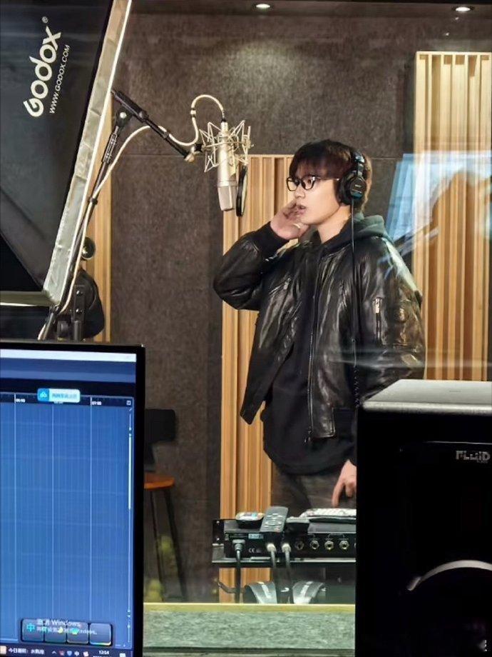 刘耀文录音棚工作花絮照刘耀文在给新综艺录歌 录音棚内沉浸式创作，每一句演唱都经过