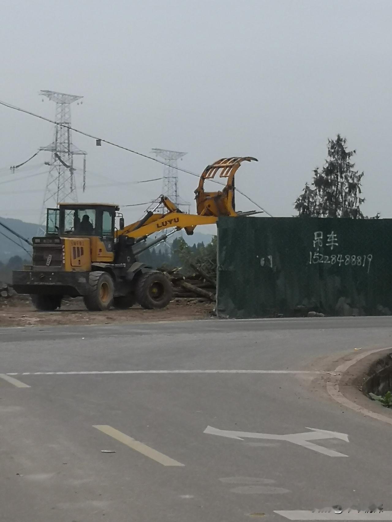 2025年12月24号，中江县冯店镇去苍山的路上，看见一个叉车他的抓叉伸张很大，
