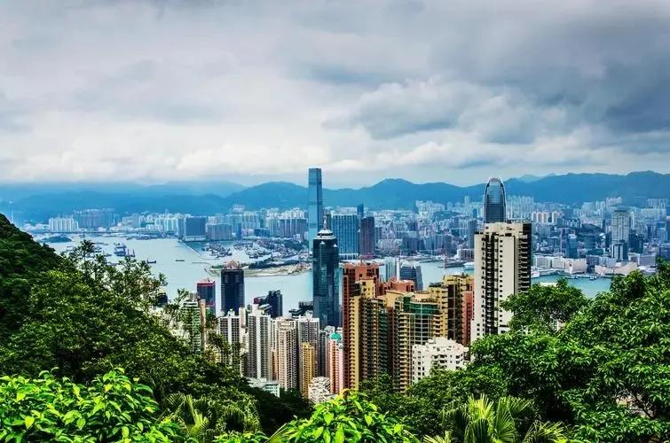 香港房价暴跌回7年前，给内地房地产市场敲响警钟。这个话题上热搜了。

11月2日