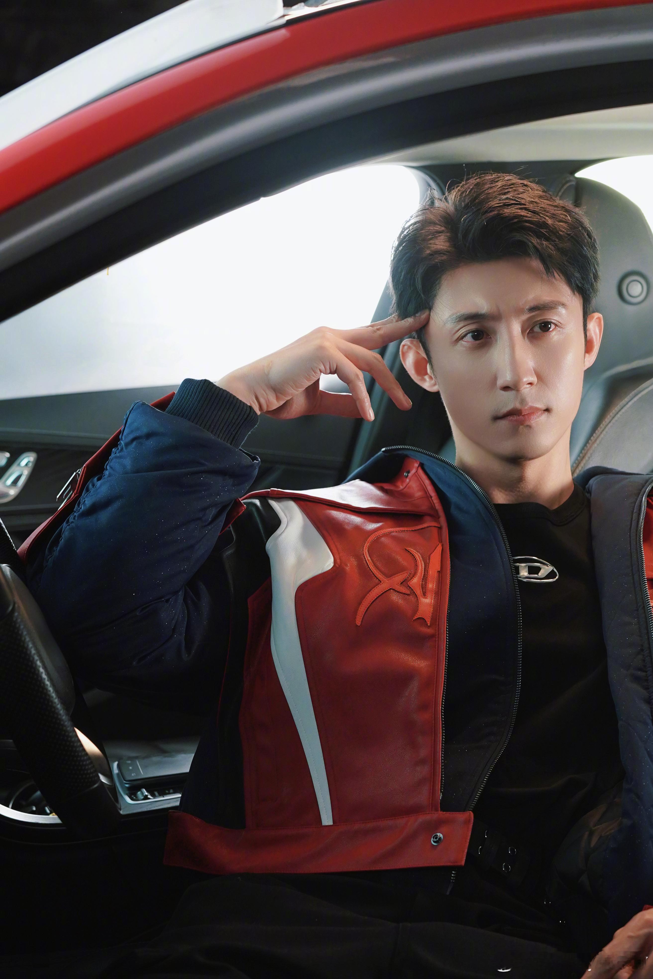 黄景瑜林臻东破次元同框  速报，“林臻东”和林臻东同框啦！作为《飞驰人生》林臻东