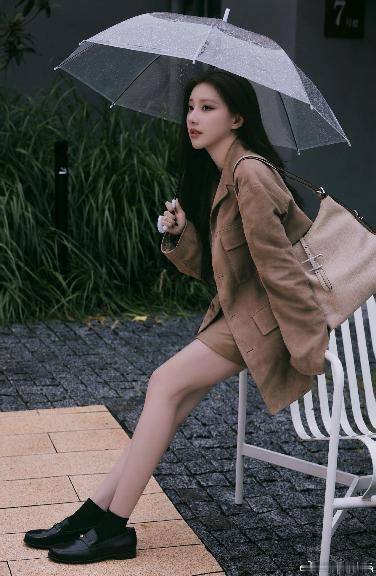 王鹤润雨中为猫咪打伞画面好暖～☔，一伞遮细雨，满心存善意，记录这场不期而遇的暖心