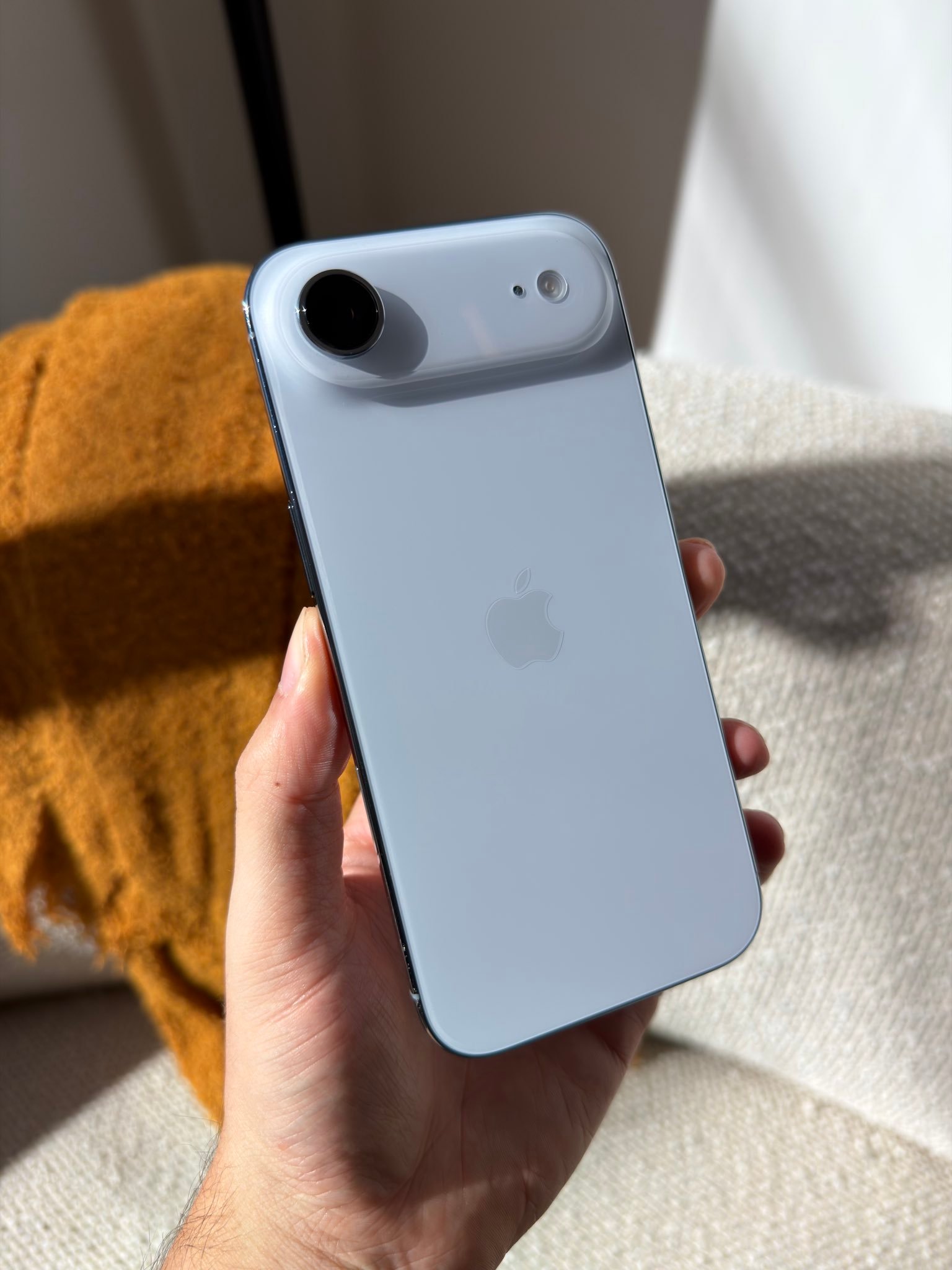 其实iPhone Air的外观设计没有一点问题，轻薄也是它最大的亮点！但最不该砍