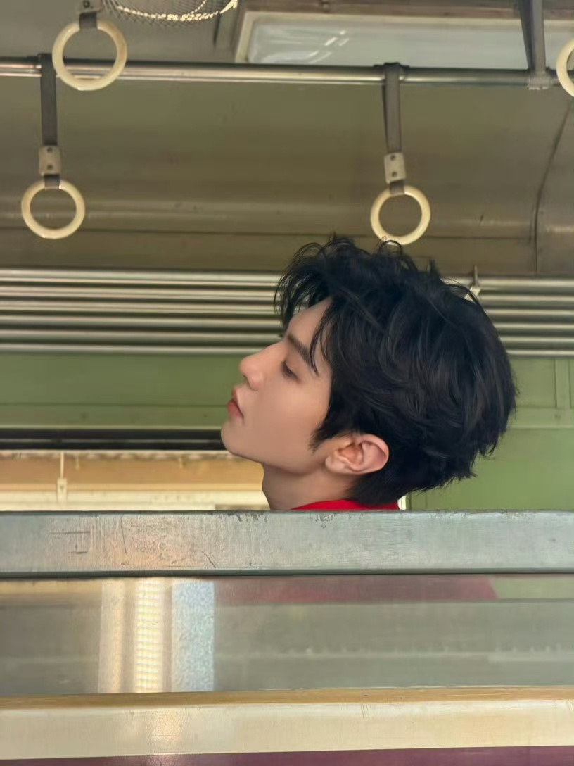 陈哲远仰拍也如此权威陈哲远有0个死角陈哲远泰国品牌活动红黑衬衫叠穿贵气拉满，仰拍