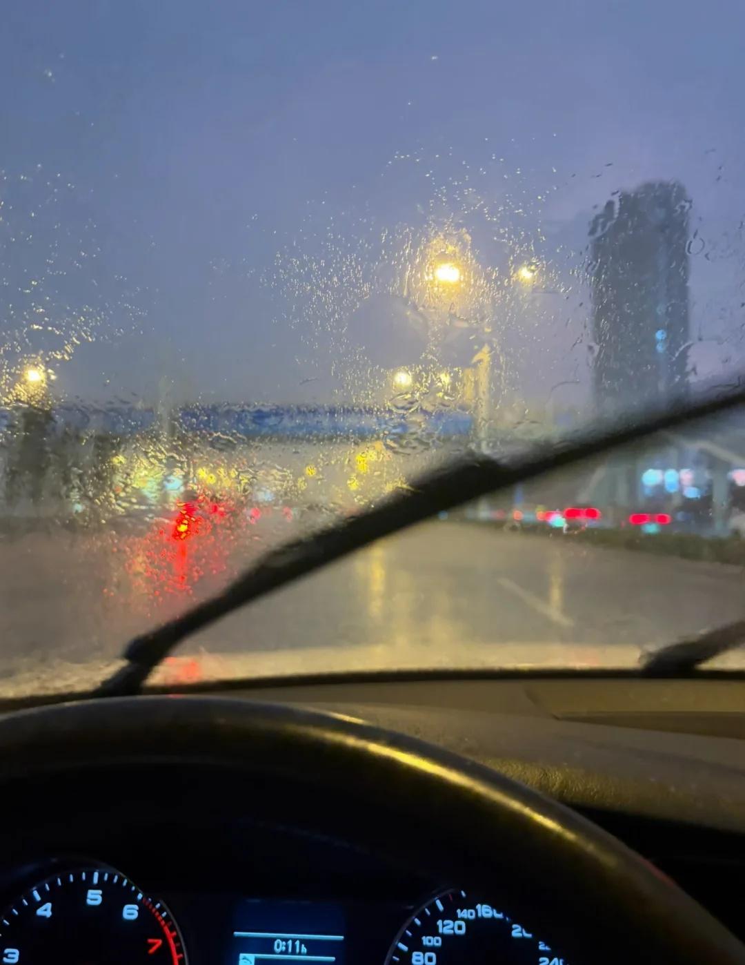 晚上都赶上雨了吗
大风加段时间强降雨
好多地又都看海了
每天都在下雨 我的城市一